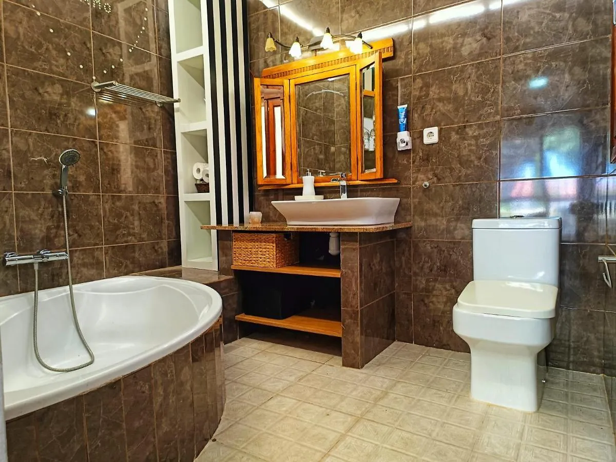 Homestay Villacats: Habitacion Con Bano Privado Y Piscina Aguadulce