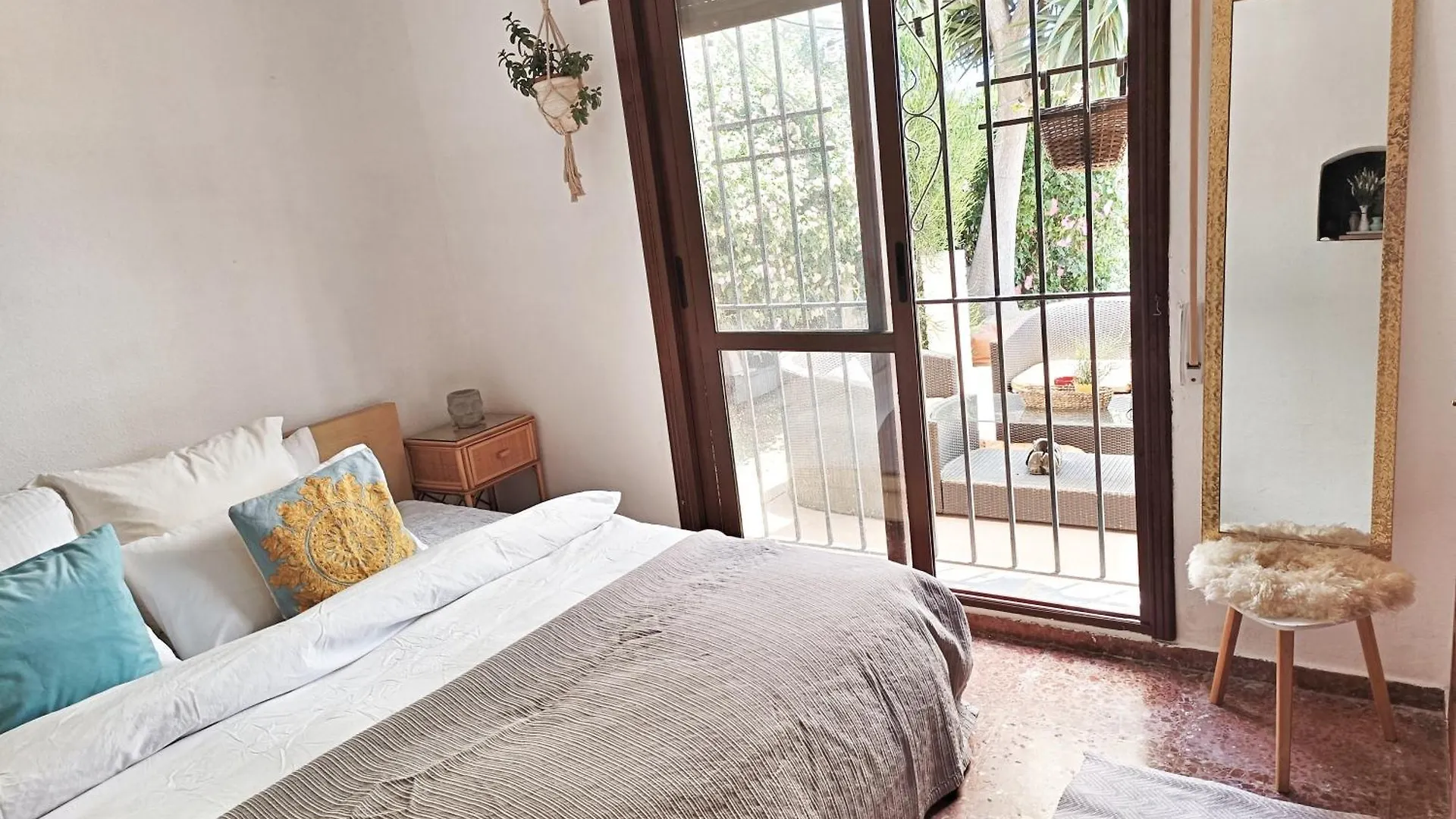 Homestay Villacats: Habitacion Con Bano Privado Y Piscina Aguadulce